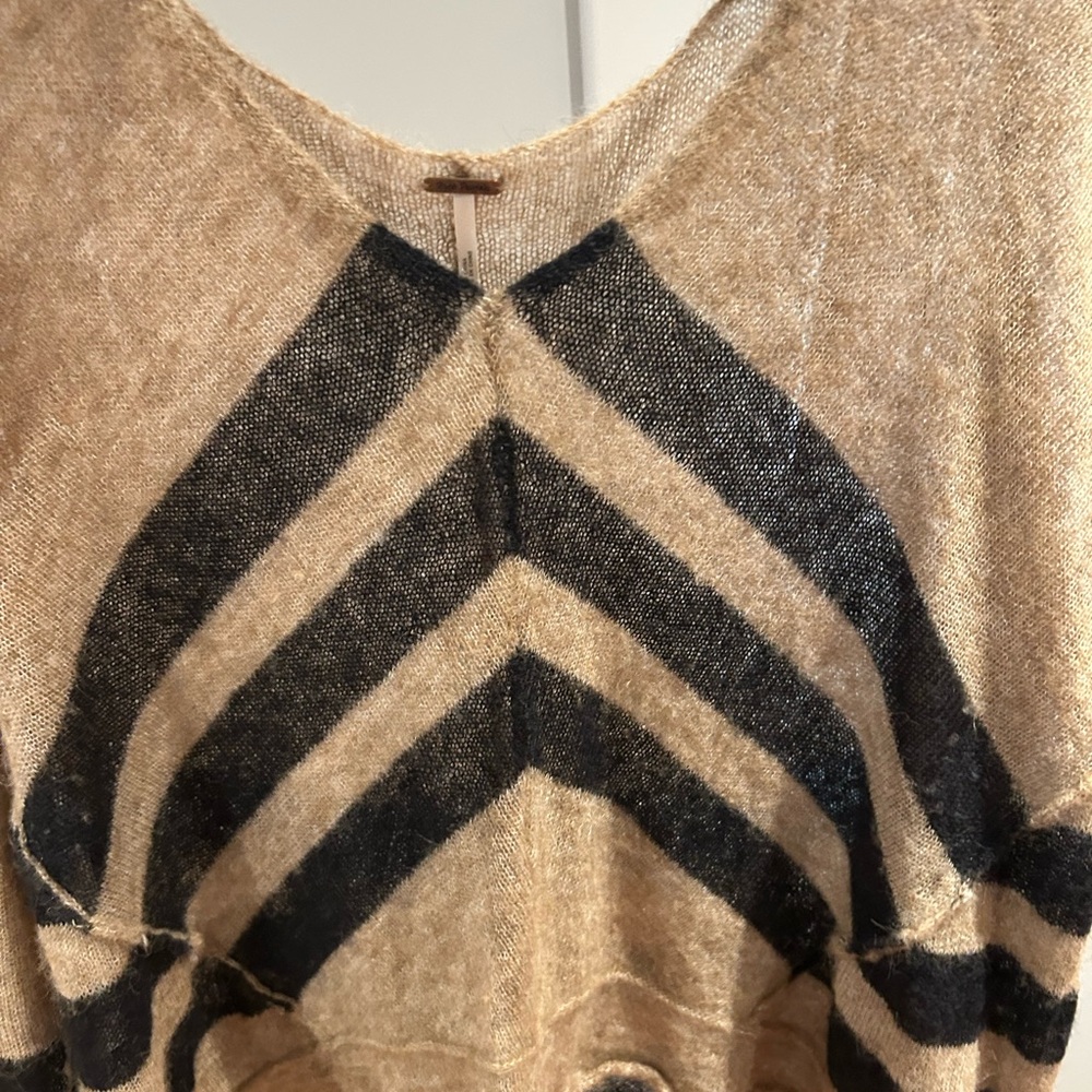 Free People ‘Twelve Roses’ Oversized Alpaca V-Neck Pullover Sweater - Picture 9 of 13